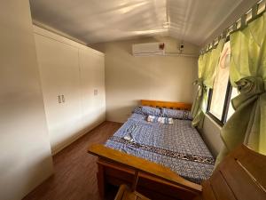 MarilaoBUDER TownHouse Abangan Marilao Bulacan Philippines的小房间设有床和窗户