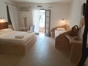 纳克索斯岛卡斯特拉基Naxos Summerland resort的酒店客房设有两张床和一个阳台。