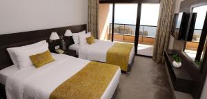 贝鲁特维达套房度假屋的酒店客房设有两张床和大窗户。