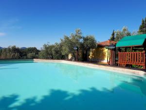 Bolanocharming residence in the hills surrounding La Spezia的一个带长凳和房子的大型游泳池
