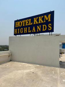 卡努尔KKM Highlands的大楼里希姆高地酒店标志