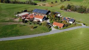 里姆斯廷格Fürstnerhof Chiemsee的享有房子的空中景色,上面设有太阳能电池板