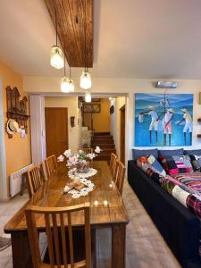 阿依纳帕Sotira Agia Napa Luxury House的客厅配有桌子和沙发