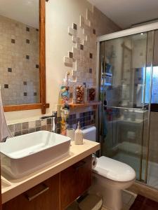 阿依纳帕Sotira Agia Napa Luxury House的一间带水槽、淋浴和卫生间的浴室
