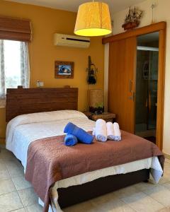 阿依纳帕Sotira Agia Napa Luxury House的一间卧室配有一张床,上面有两条毛巾