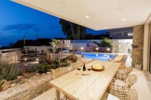 PrasásArte Casa Luxury Resort的一个带桌椅的庭院和一个游泳池
