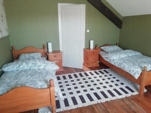 La Mothe-Saint-HérayThunder Roadhouse的一间带两张床和两个梳妆台的卧室