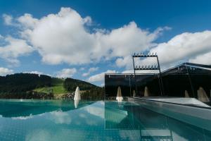 布克维BUKA Apart-Hotel & SPA的一座蓝天云的游泳池