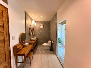 奥南海滩Villa Vara - Tropical Pool Villa的一间带水槽、卫生间和镜子的浴室