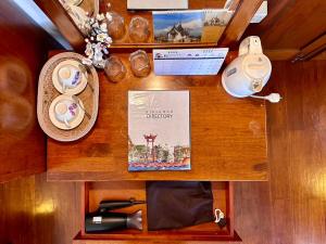 曼谷定索梦宾馆的一张桌子,上面放着一瓶葡萄酒和其他物品