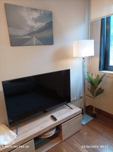 比韦罗Apartamento Piscina 2G by Urraca Suites Viveiro的客厅配有大屏幕平面电视