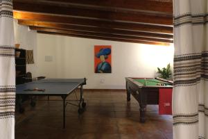 卡萨雷斯The Wild Olive Andalucía Citrus Suite的一间设有乒乓球桌和绘画的房间