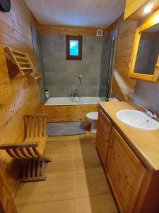 NonceveuxLe Mont Céleste的浴室配有盥洗盆、卫生间和浴缸。