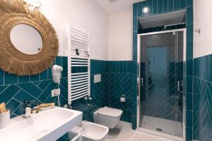 索伦托Relais del Mare的一间带水槽、卫生间和镜子的浴室