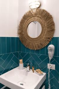 索伦托Relais del Mare的浴室设有水槽和墙上的镜子