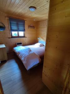 NonceveuxLe Mont Céleste的小木屋内一间卧室,配有一张床
