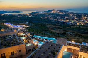 皮尔戈斯North Santorini - A Luxury Spa Hotel的夜晚城市的空中景观