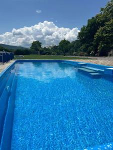ElhovoКъща за гости Мелницата的蓝色海水大型蓝色游泳池
