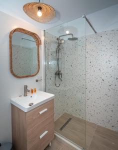 旧瓦马SPOT Vama Veche的一间带水槽和玻璃淋浴的浴室