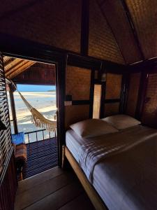 西塔努卡斯塔韦海滩别墅旅馆的一间卧室配有一张床,享有海景