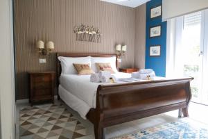 萨萨里Hermitage Suites的一间卧室配有一张大床和毛巾