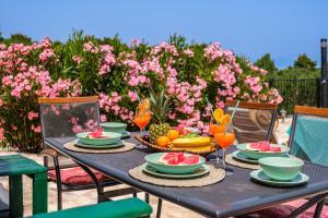米尔希Island Getaway - Heritage House with heated pool的一张桌子,上面放着食物和水果盘