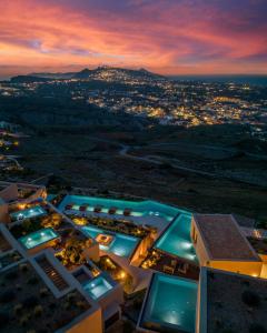 皮尔戈斯North Santorini - A Luxury Spa Hotel的夜间从空中欣赏大楼的景色