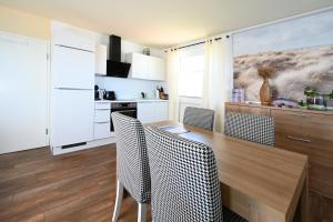 马尔肖Hafenresidenz的厨房配有木桌和椅子