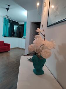 阿布鲁齐的罗塞托Villa Giuseppe的客厅里绿花瓶