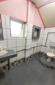 昆达桑Dongorit Cabin Deluxe Room的一间带卫生间和水槽的浴室