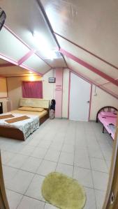 昆达桑Dongorit Cabin Deluxe Room的大房间,设有两张床和地毯