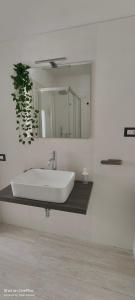 穆拉沃拉Sienda Cesira的浴室设有白色水槽和镜子