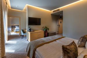 米什科尔茨道波曹Avalon Resort & SPA的酒店客房,配有床和电视