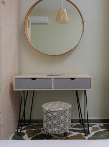 加利萨斯Remvi的梳妆台、镜子和凳子
