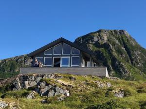 Gimsøy罗弗敦山林小屋的山顶上的房子