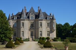 Vallon-sur-GéeChâteau de la Grange Moreau的一座古城堡,前面有树木