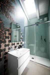 法诺Bed & Breakfast A Mare的一间带水槽和玻璃淋浴的浴室