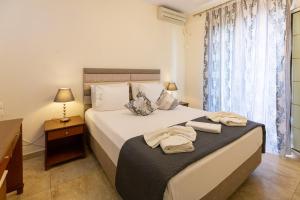 艾拉方索斯Voula Resort的一间卧室配有带毛巾的床