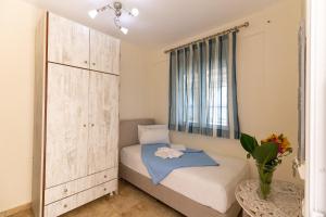 艾拉方索斯Voula Resort的一间小卧室,配有床和窗户