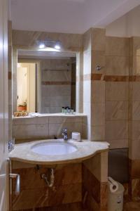 艾拉方索斯Voula Resort的一间带水槽和镜子的浴室