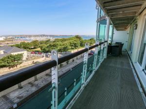 波特兰65 Ocean View的享有水景的建筑阳台