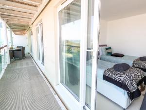 波特兰65 Ocean View的客房设有阳台、床和窗户。