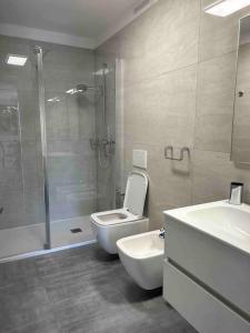 梅拉诺LabPark Terrace的浴室配有卫生间、盥洗盆和淋浴。