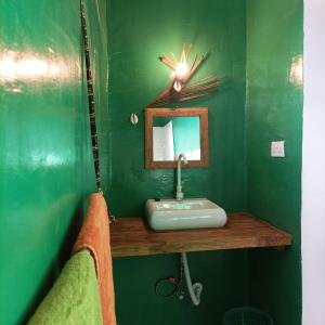 布韦朱Mamarasta的绿色浴室设有水槽和镜子