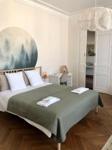 马扎梅La Grande Maison Mazamet的一间卧室配有一张带绿毯的大床