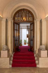 威尼斯Nolinski Venezia - Evok Collection的红地毯酒店入口