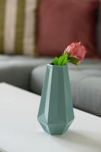 普罗夫迪夫Apartment next to Mall Plovdiv的一张桌子上蓝色花瓶里的粉红色花
