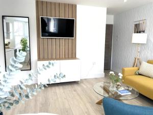 波斯考尔New Seaside Apartment 2 Porthcawl的带沙发和电视的客厅