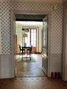 马扎梅La Grande Maison Mazamet的走廊设有桌子和用餐室