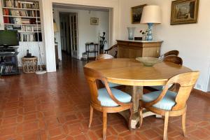胡安莱潘Lovely 4-person apartment 200 m from beaches Cap d'Antibes的一间带木桌和椅子的用餐室